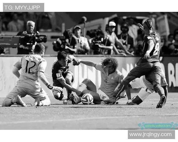 足球明星黑白照背后的故事与瞬间展现他们的辉煌与坚持 足球明星黑白照背后的故事与瞬间展现他们的辉煌与坚持