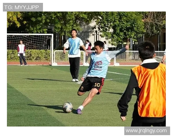 足球明星与孩子们的温馨瞬间共同见证梦想与希望的美好时刻 足球明星与孩子们的温馨瞬间共同见证梦想与希望的美好时刻