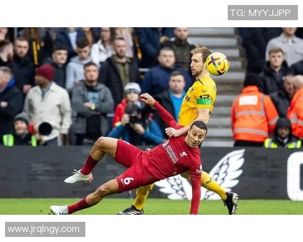 足球明星在采访中亲吻球迷瞬间引发热议与感动